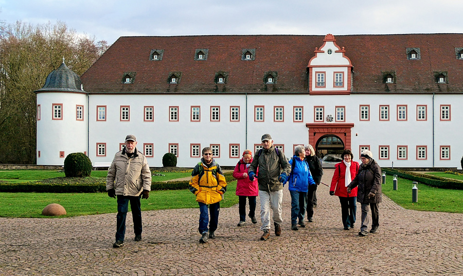Genusswanderer vor Schloss Schönborn in Heusenstamm