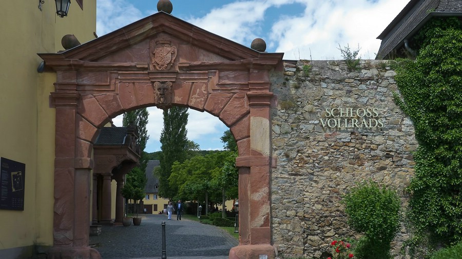 Hauptportal von Schloss Vollrads