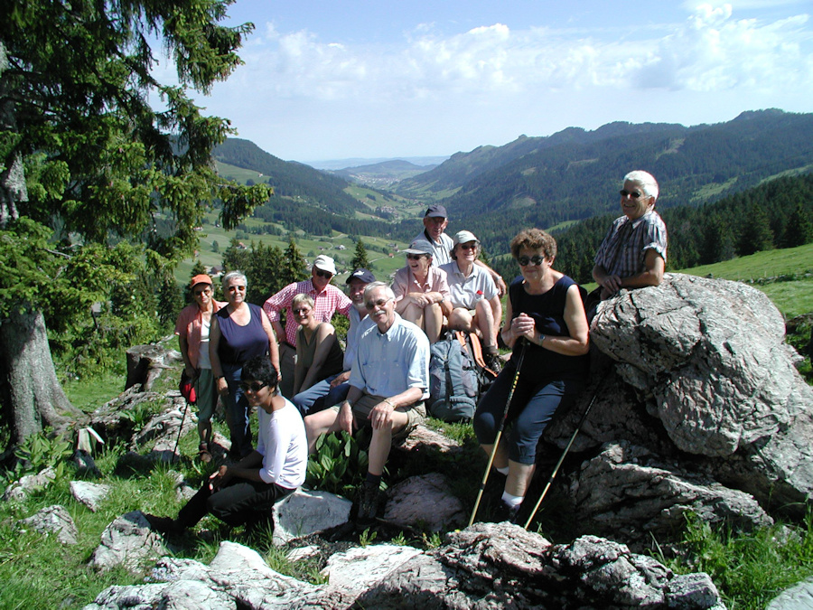 Wandergruppe auf dem E1 in der Schweiz im Jahre 2004