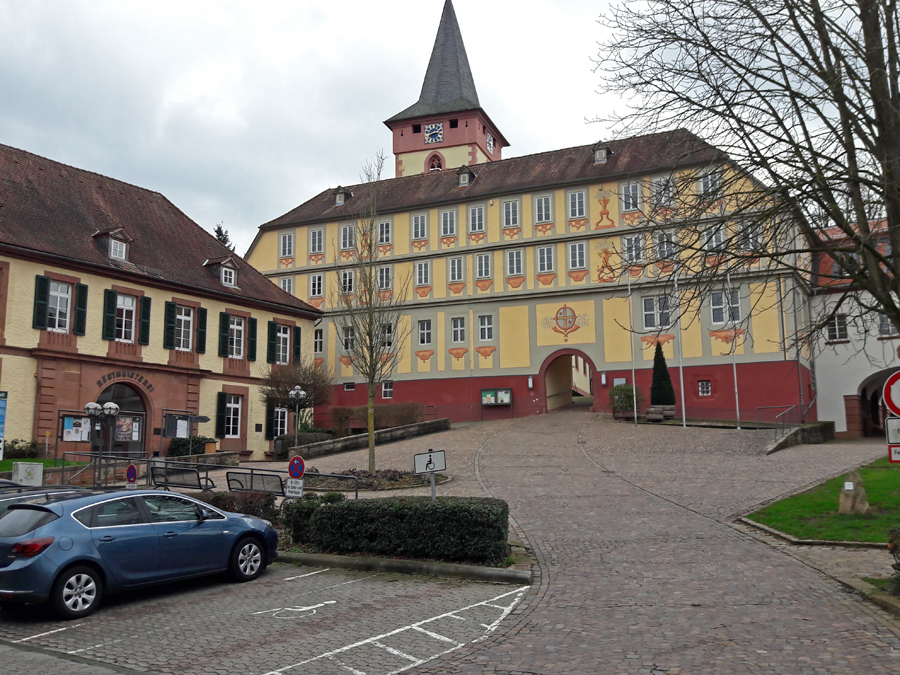 Schloss und Pfarrkirche in Bad König