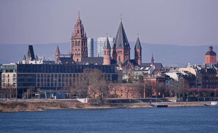Mainz von der Weisenauer Rheinbrücke aus gesehen