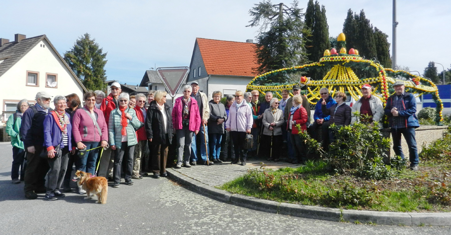 Wandergruppe vor dem Osterbrunnen in Hassenroth am 22.03.2019