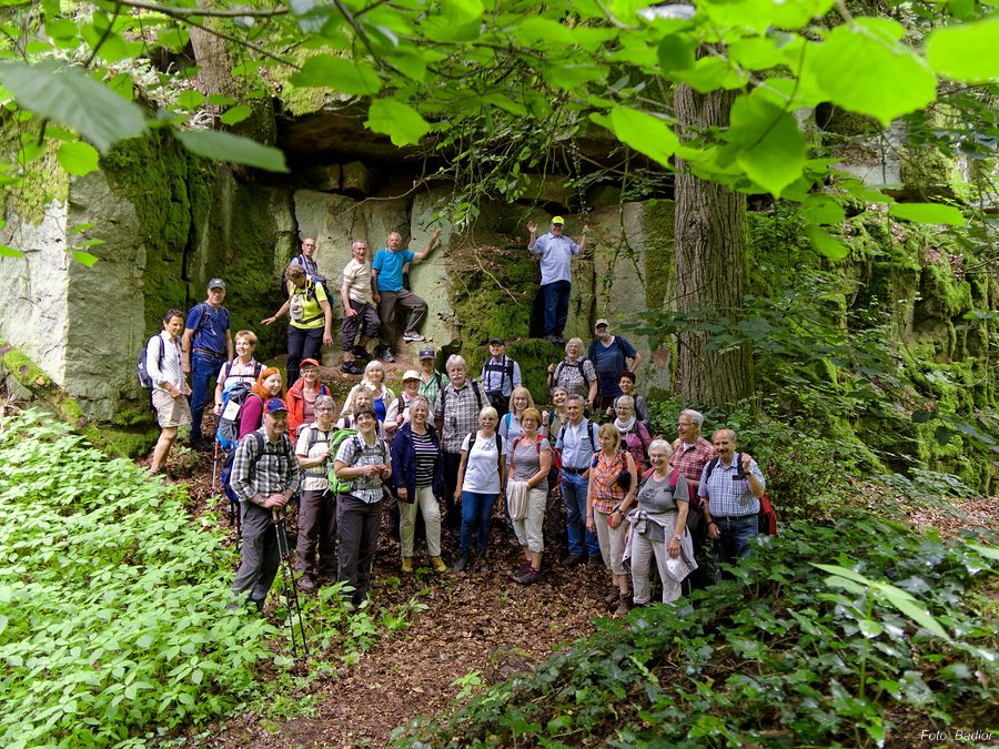 Wandergruppe an der künstlichen Felsenlandschaft der Burgruine Stolzeneck