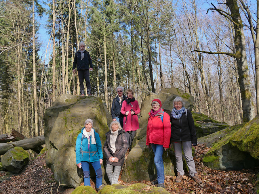 13km Wandergruppe an den Felsen des Kirchberges
