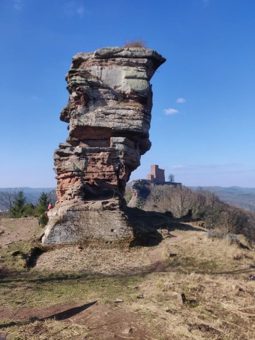Blick-von-Anebos-zur-Burg-Trifels