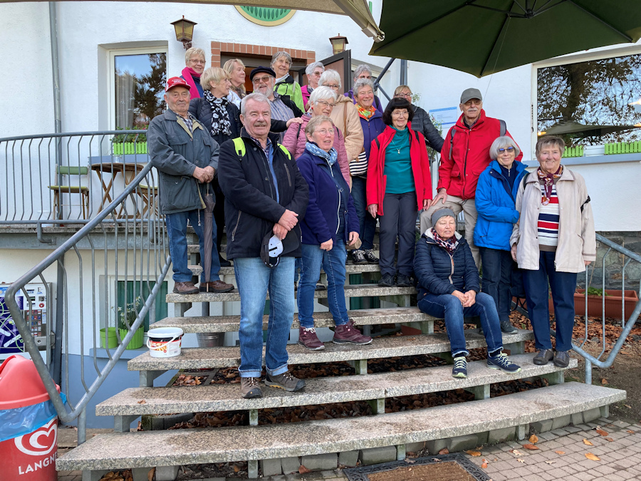 Gruppenbild vor dem Naturfreundehaus Ober-Ramstadt