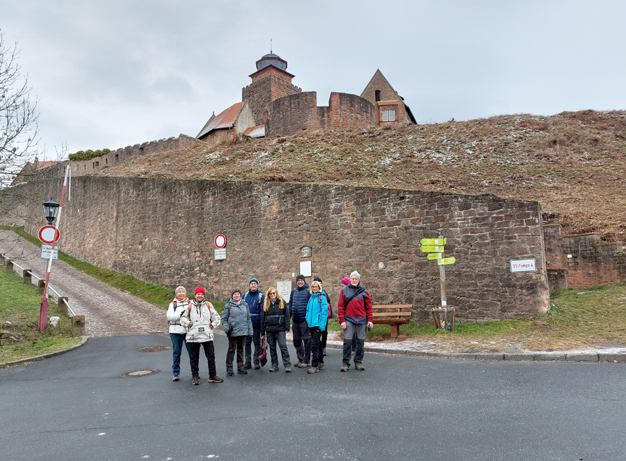 Langstreckler-vor-Aufgang-zur-Burg-Breuberg