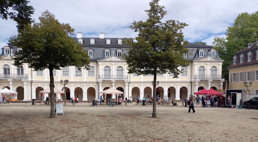 Staatspark-Wilhelmsbad-zentraler-Arkadenbau