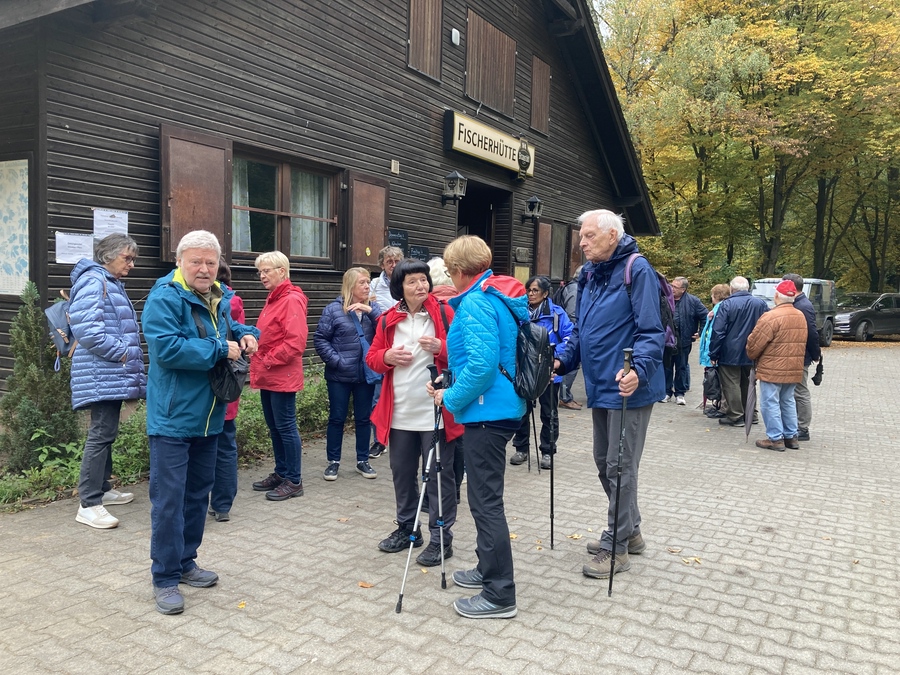 Wandergruppe-vor-Fischerhuette