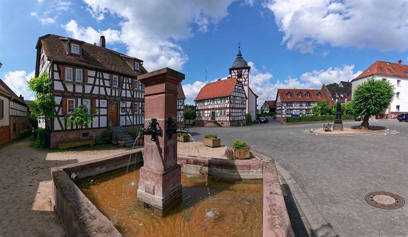 Heubach-dorfbrunnen-marktplatz-ev-kirche