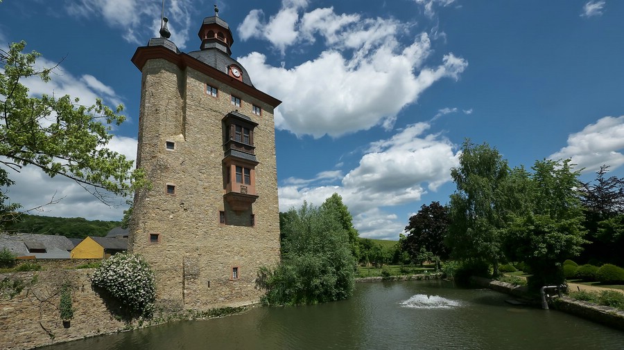 Wohnturm und Karpfenteich im Schlosshof