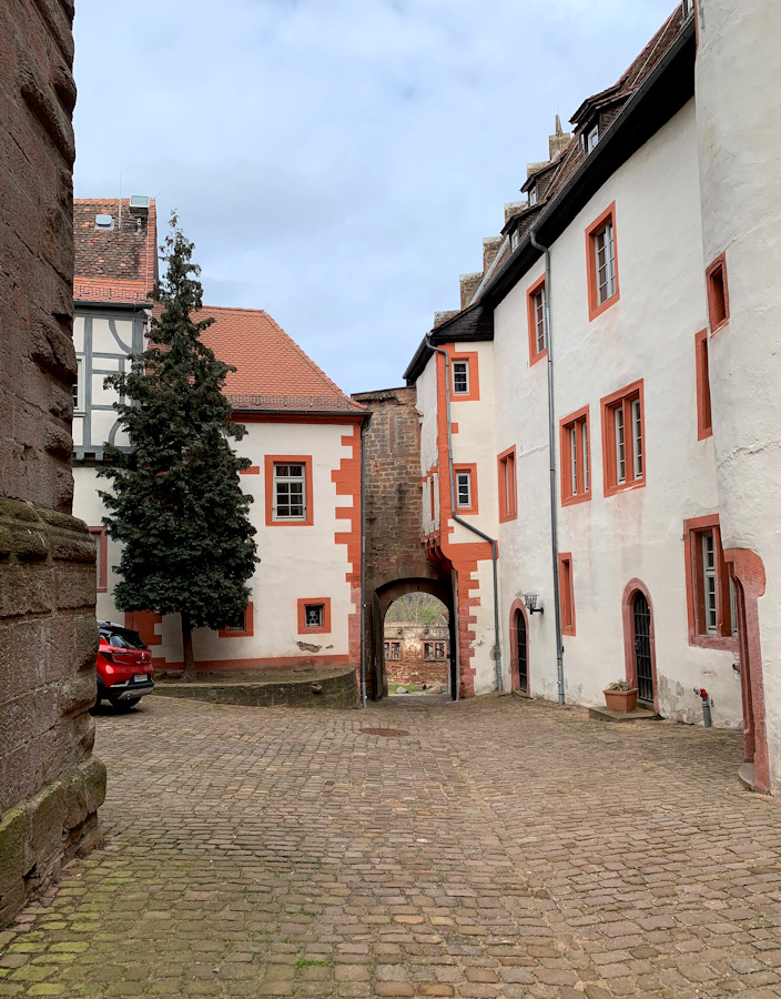 Burg-Breuberg-Eingang-innen.jpg
